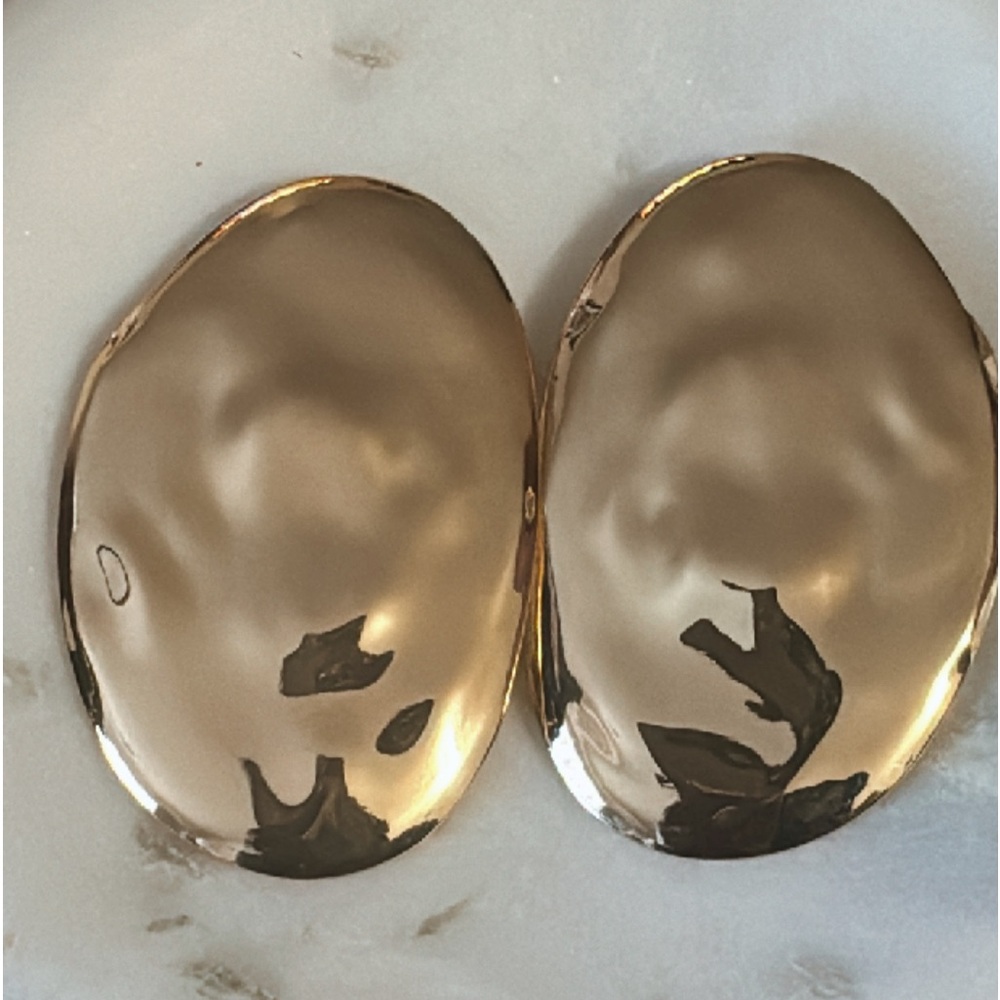 Classy gold earrings